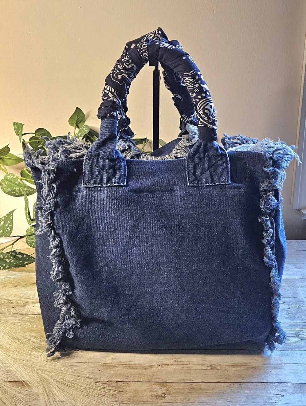 HipChik Couture bag is a medium-to-large tote dark blue denim. Lucky across - Picture 3 of 11